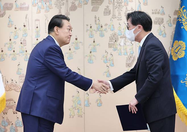 윤석열 대통령이 12일 서울 용산 대통령실 청사에서 장호진 주러시아 대사에게 신임장을 수여한 뒤 악수를 하고 있다. /연합뉴스
