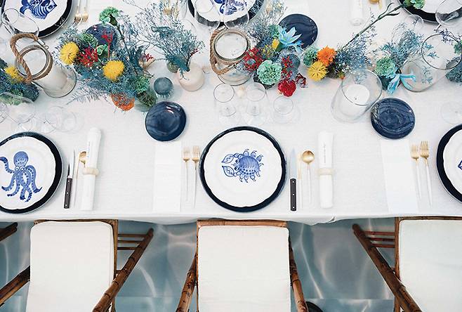 해양생물 페인팅으로 장식한 갈라 디너의 플레이트와 현장.