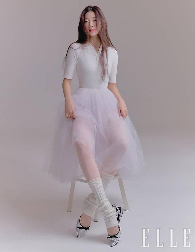 화이트 보디수트는 & Other Stories. 샤 스커트와 타이츠는 모두 Repetto. 플랫 슈즈는 By mina. 레그 워머는 스타일리스트 소장품.