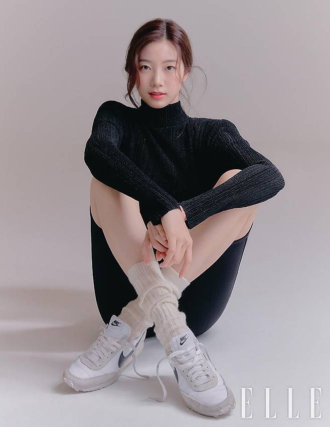 보디수트는 RVN NYC. 바이커 쇼츠는 LEHHO. 스니커즈는 Nike. 삭스는 스타일리스트 소장품.