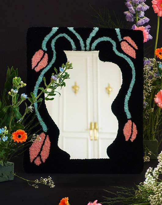 터프팅 디테일의 거울은 사이즈에 따라 13만원, 28만원대. bpb.