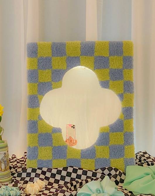 터프팅 디테일의 거울은 사이즈에 따라 13만원, 28만원대. bpb.