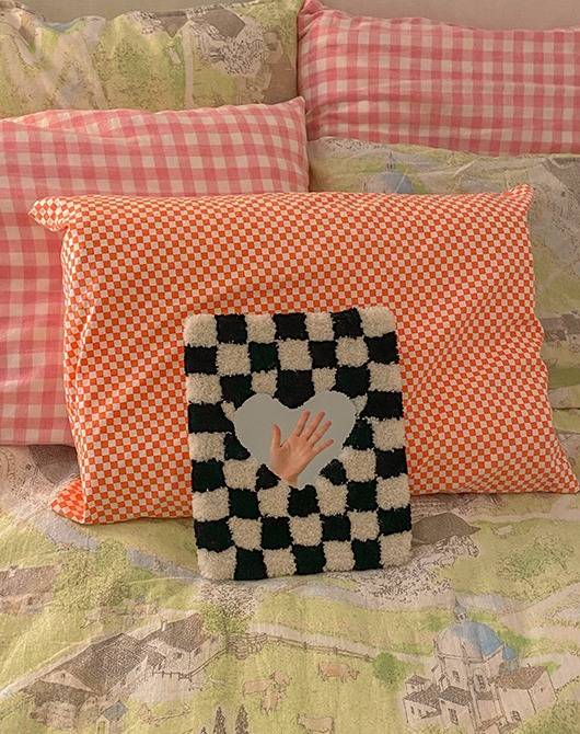 터프팅 디테일의 거울은 사이즈에 따라 13만원, 28만원대. bpb.