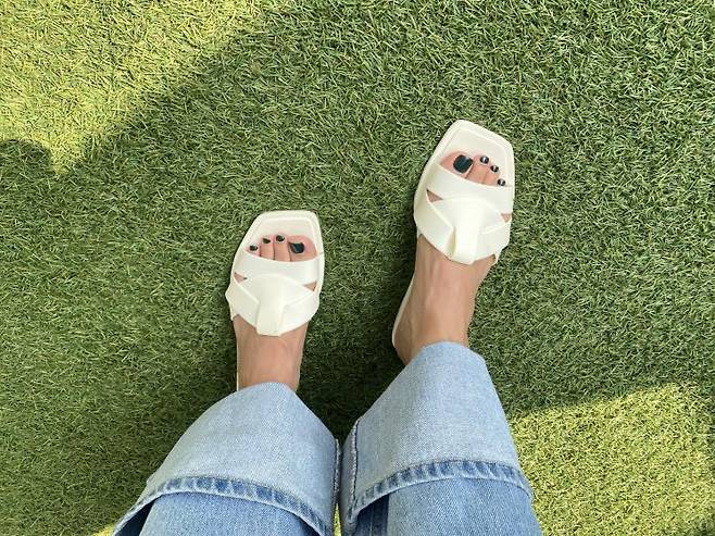 러버사이즈드 크로스 플랜 샌들은 3만9천원, ZARA.