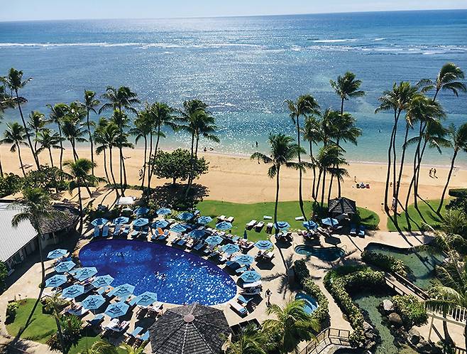 번화한 와이키키를 살짝만 벗어나고 싶다면 유서 깊은 카할라 호텔 앤 리조트로 향하자. 하와이언 시 솔트를 이용한 풋 리추얼과 발 마사지로 시작하는 시그너처 트리트먼트를 체험할 수 있는 우아한 스파 공간, 그리고 해변을 코앞에 둔 리조트 전경.