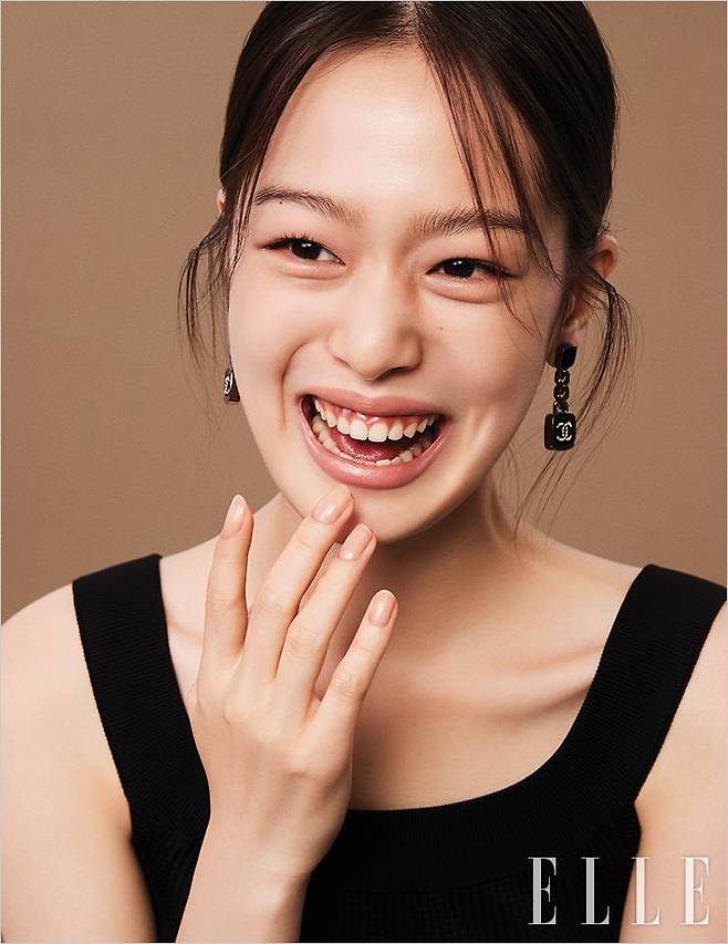 울트라 르 뗑, BD21로 속부터 윤기가 돋는 피부를 연출한 다음, 누디한 베이지빛의 레 꺄트르 옹브르, 308 끌레르-옵스뀌를 눈꺼풀에 얇게 펴 바른다. 웜 베이지빛의 루쥬 알뤼르, 206 일루젼을 입술에 바르고, 손톱에도 투명 베이지빛의 르 베르니, 949 데누드를 매치함으로써 성민의 피부에 잘 어울리는 골드 언더톤의 톤 온 톤 믹스매치를 완성. 사용 제품은 모두 Chanel. 블랙 슬리브리스 톱과 이어링은 모두 Chanel.