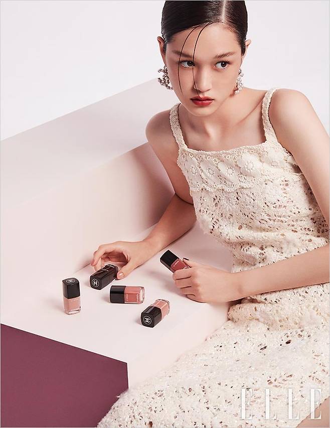 로즈 언더톤의 수현은 레 꺄트르 옹브르, 352 엘리멘탈로 눈가에 음영을 준 뒤 로즈우드빛의 루쥬 알뤼르, 198 누앙스를 입술에 매치. 앞에 놓인 제품이자 수현의 손톱을 로즈 톤 온 톤으로 물들인 건 르 베르니, 왼쪽부터 939 싱귤라리떼, 947 데지, 943 에니귐, 941 스폰타네, 945 이모션, 사용 제품은 모두 Chanel.크로셰 원피스와 이어링은 모두 Chanel.