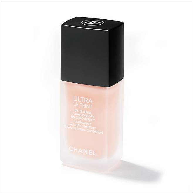 화사한 핑크 톤의 롱래스팅 베이스 메이크업을 연출해 주는 파운데이션. 울트라 르 뗑, BR 22, 8만2천원, 모두 Chanel.