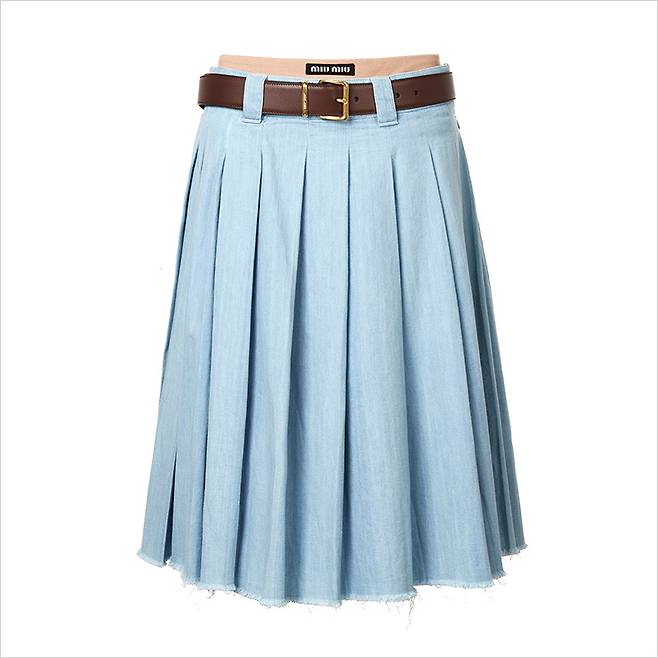 로웨이스트의 플리츠스커트와 브리프, 레더 벨트는 가격 미정, 모두 Miu Miu.