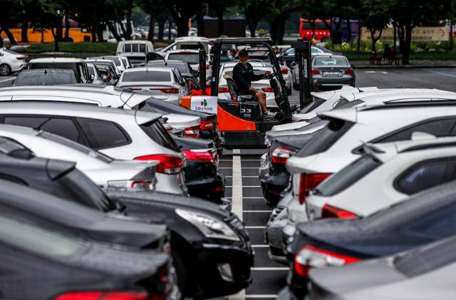 11일 오전 경기 과천시 서울대공원 주차장에서 보험사 직원이 서울, 경기지역 침수 차량들을 옮기고 있다. 뉴시스