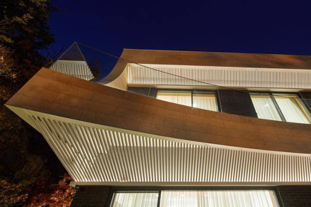 한옥의 서까래를 연상케 하는 간결한 스테인리스 구조물에는 조명을 설치해 시각적인 재미 외에 기능을 살렸다. 노경 건축사진작가 제공