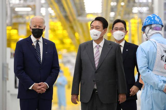조 바이든 미국 대통령이 윤석열 대통령과 5월 20일 오후 경기도 평택시 삼성전자 반도체공장을 방문, 이재용 부회장의 안내를 받으며 공장을 시찰하고 있다. 연합뉴스