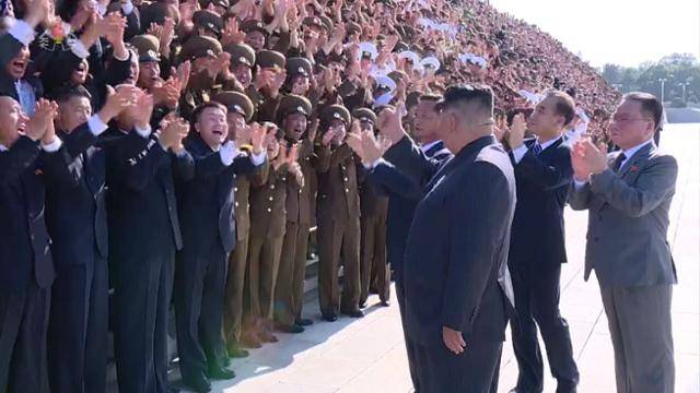 북한 조선중앙TV는 김정은 조선노동당 총비서 겸 국무위원장이 지난 10일 전국비상방역총화회의 참가자들과 기념사진을 찍었다고 11일 보도했다. 조선중앙TV 캡처