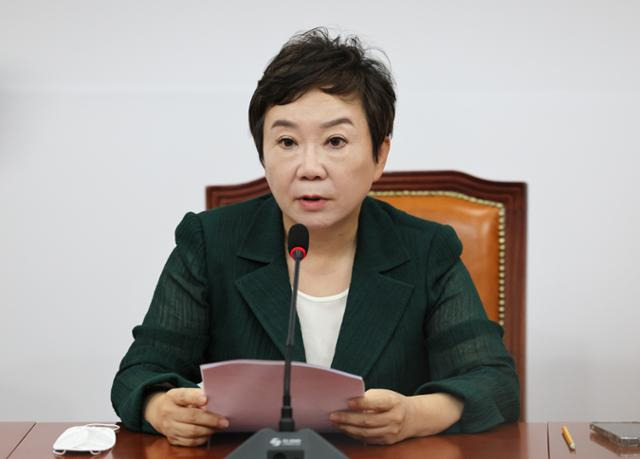 국민의힘 정미경 최고위원이 8일 국회 국민의힘 대회의실에서 최고위원 사퇴 기자회견을 하고 있다. 오대근 기자