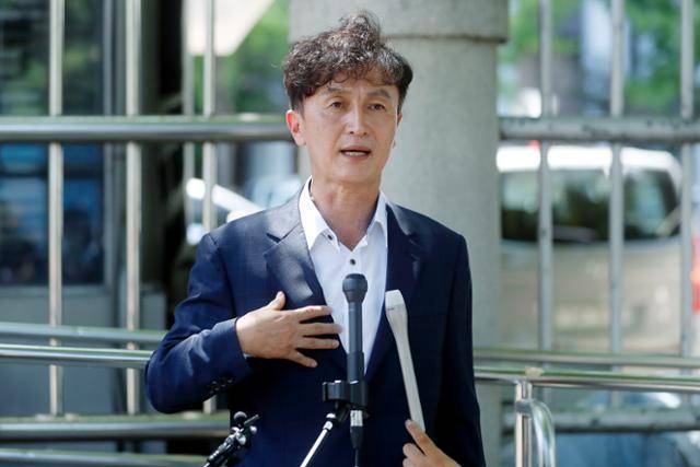 전국경찰서장회의를 주도한 류삼영 총경이 12일 서울 서대문구 경찰청 앞에서 취재진 질문에 답변하고 있다. 뉴시스