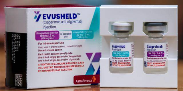 코로나19 백신을 맞아도 항체 형성이 잘되지 않거나 백신을 맞기 힘든 중증 면역저하자를 대상으로 이부실드 투약이 시작된 8일 서울 용산구 순천향대학교서울병원에 아스트라제네카(AZ)가 제조한 '이부실드'가 놓여 있다. 뉴시스
