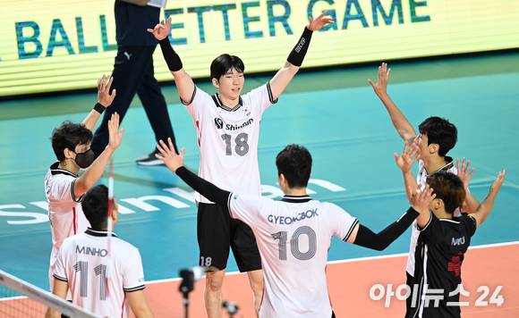 대한민국 허수봉이 28일 오후 서울 잠실학생체육관에서 열린 '2022 국제배구연맹(FIVB) 발리볼챌린저컵' 8강전 대한민국과 호주의 경기에서 득점을 올린 후 선수들과 기뻐하고 있다. [사진=김성진 기자]