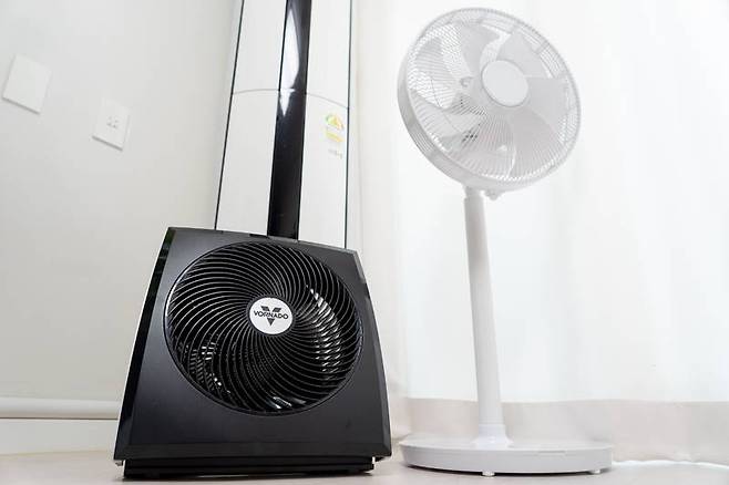 에어 서큘레이터와 일반 선풍기, 최근에는 두 제품 모두 활용하는 경우가 늘고 있다. 출처=IT동아