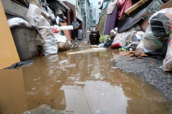 11일 오전 서울 관악구 신사동 저지대 침수 주택가 골목에 수해로 발생된 쓰레기들이 쌓여있다. 뉴스1