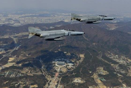 2019년 4월 2일 천안 독립기념관 상공에서 초계비행 중인 F-4E 편대. 공군