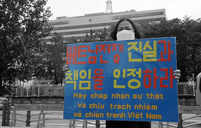 2020년 한국 정부를 상대로 국가배상소송을 건 베트남 전쟁 민간인 학살 피해자 응우옌티탄이 11일 서울 용산 대통령실앞에서 1인시위를 하고 있다.박민규 선임기자