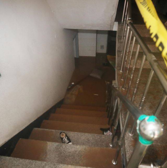 호우에 침수돼 사망사고가 발생한 서울 신림동 빌라 지하가 지난 9일 물에 잠겨 있다. 김지훈 기자