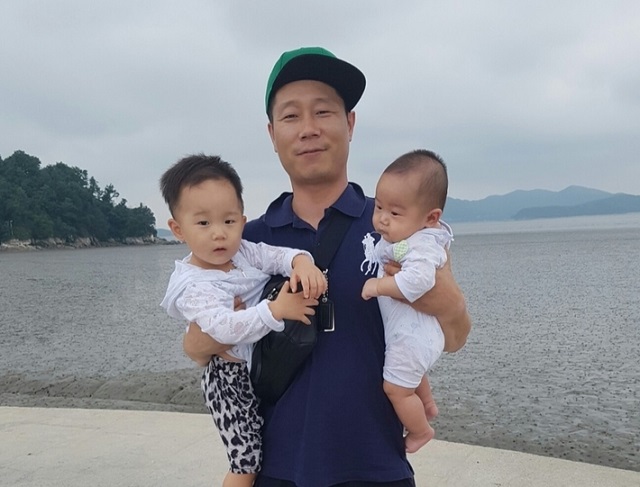 서울 마포구 양화대교 난간에 서 있던 여성을 구한 버스기사 곽정규씨와 그의 아이들. 연합뉴스