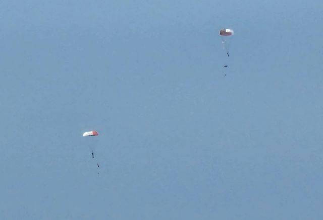 공군은 12일 낮 12시 20분쯤 F-4E 전투기 1대가 서해상에서 임무 중 추락했다고 밝혔다. 사진은 조종사 2명이 비상 탈출해 낙하산을 타고 내려오는 모습. 연합뉴스