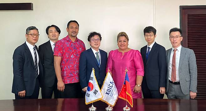 손혁상 코이카 이사장과 코이카 관계자들이 물리폴라 사모아 재무부 장관(오른쪽 세번째)과 면담 전 기념촬영을 하는 모습 / 사진 = 코이카 제공