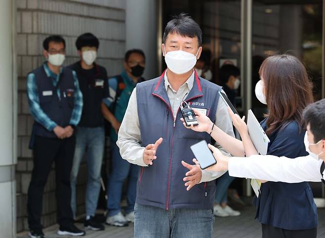 불법집회·시위를 주도한 혐의를 받는 양경수 전국민주노동조합총연맹 위원장이 지난 7월 28일 서울 서초구 중앙지법에서 열린 2심 선고를 마치고 법원을 나서며 기자들의 질문에 답하고 있다. / 사진 = 매일경제