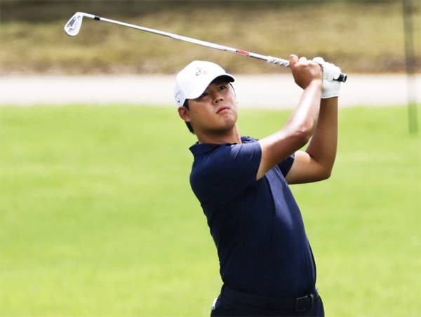 김시우가 12일 미국프로골프(PGA) 투어 페덱스컵 플레이오프 1차전 세인트 주드 챔피언십 첫날 18번홀에서 두 번째 샷을 한 뒤 공을 바라보고 있다. [EPA = 연합뉴스]