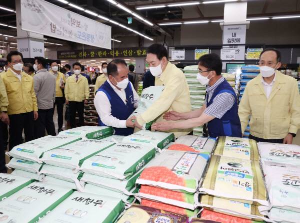 물가동향 점검에 나선 윤석열 대통령이 지난 11일 서울 서초구 양재동 하나로마트 양재점에서 판매되는 쌀을 살펴보고 있다. [사진 출처 = 연합뉴스]