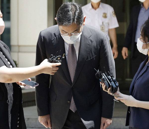 윤석열 정부가 12일 광복절 특별사면을 단행했다. 이날 복권된 이재용 삼성전자 부회장이 서울중앙지법에서 삼성물산·제일모직 부당 합병과 관련해 재판을 마치고 나오면서 고개 숙여 인사하고 있다. 이 부회장은 이날 "새롭게 시작할 수 있도록 기회를 주셔서 진심으로 감사드린다"고 말했다. [김호영 기자]