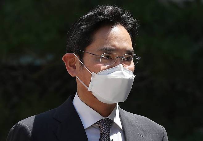 [서울=뉴시스] 조수정 기자 = 이재용 삼성전자 부회장이 12일 오후 서울 서초구 서울중앙지방법원에서 열린 회계부정, 부당합병 혐의 관련 1심 속행공판에 출석했다가 법원을 나서며 '광복절 복권'과 관련한 취재진의 질문에 "국가 경제 위해 열심히 뛰겠다"고 답하고 있다. 2022.08.12.