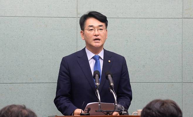 [전주=뉴시스] 김얼 기자 = 박용진 더불어민주당 당대표 후보가 12일 전북 전주시 전북도의회 기자회견장을 방문해 전당대회와 관련한 기자간담회를 갖고 질의에 답변하고 있다. 2022.08.12.