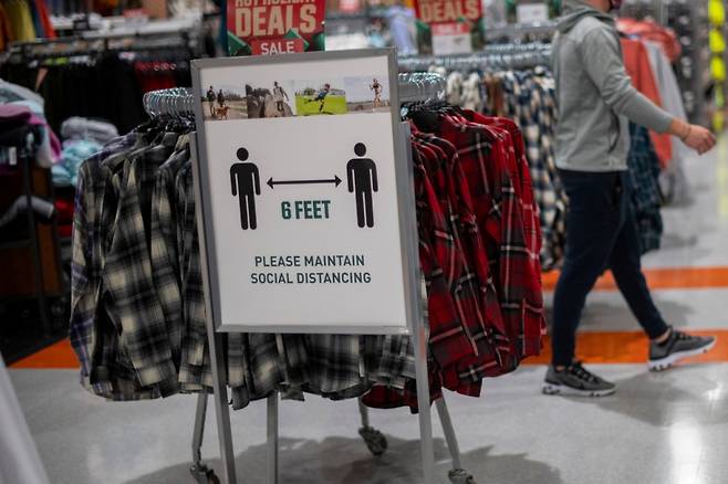 미국 펜실베이니아주 한 매장에 사회적 거리두기 안내문이 적혀 있다./로이터=뉴스1