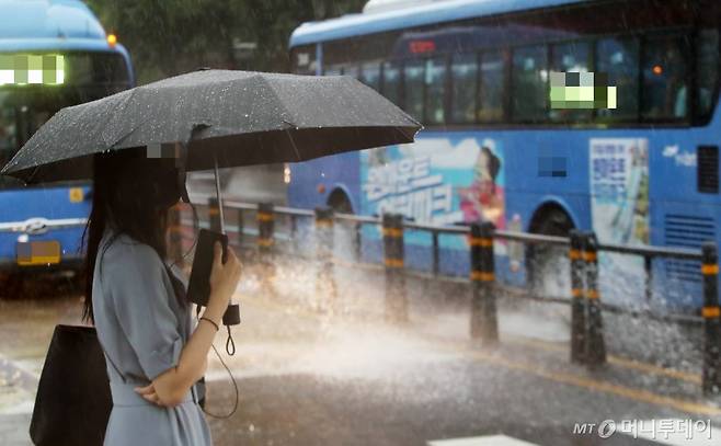 서울 등 수도권 대부분 지역에 호우경보가 내려진 지난 8일 서울 광화문사거리에서 시민들이 발걸음을 옮기고 있다. /사진=김휘선 기자 hwijpg@