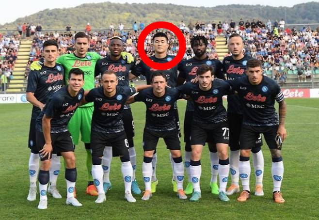 세리에A 나폴리로 이적한 김민재가 리그 개막 전부터 팀 동료들의 신뢰를 받는 것으로 알려졌다. 사진은 김민재(가운데)와 팀 동료들의 모습. /사진=나폴리 인스타그램