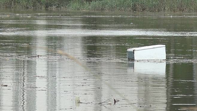 지난 11일 오후 인천 강화군 강화해협 위에 폭우로 떠밀려 온 냉장고가 바다를 향하고 있다. [사진 = 안경찬 PD·시너지영상팀]