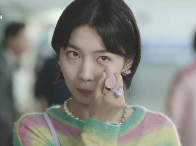 KT의 히트작 드라마 ‘이상한 변호사 우영우’에서 2주 연속 멀티밤 간접광고(PPL)이 등장해 누리꾼들의 원성을 사고 있다.[출처 ENA]