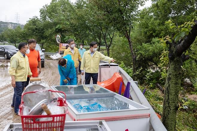 [용인=뉴시스] 9일 오후 김동연 경기도지사가 동막천 범람으로 침수 피해를 입은 경기 용인시 수지구 고기동 일대를 점검하고 있다. (사진=경기도 제공) 2022.08.09. photo@newsis.com *재판매 및 DB 금지