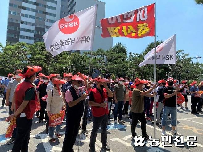 서울우유협동조합에 납유하는 낙농가들이 12일 서울 중랑구 서울우유협동조합 본사에서 ‘낙농기반 사수를 위한 집회’를 벌이고 있다.