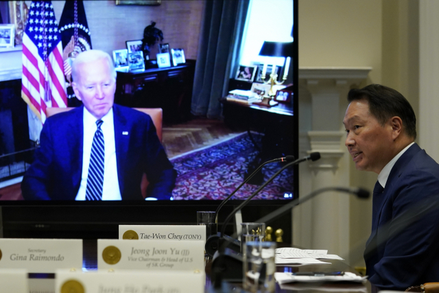 조 바이든(왼쪽) 미국 대통령이 지난달 26일(현지 시간) 워싱턴DC 백악관을 방문한 최태원 SK그룹 회장과 화상 면담을 하고 있다. AP연합뉴스