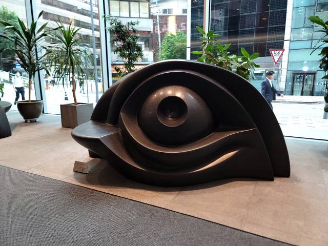 을지로3가역 부근 삼일대로에 위치한 대신343 로비에서 만나는 루이스 부르주아의 ‘아이벤치’.