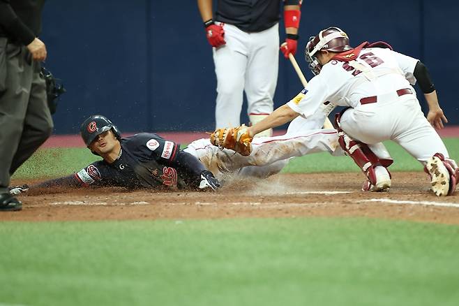 ▲ 롯데 자이언츠 신용수의 기지가 빛났던 홈스틸. ⓒ연합뉴스