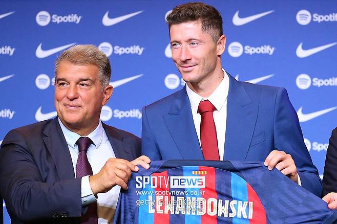 ▲ 후안 라포르타 회장과 로베르트 레반도프스키.