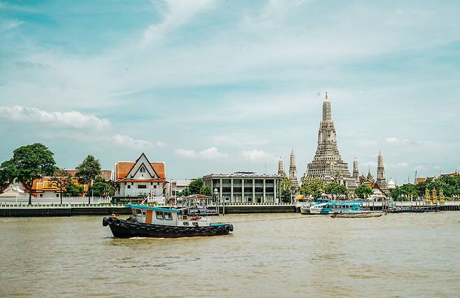 방콕을 상징하는 차오프라야강과 왓 아룬