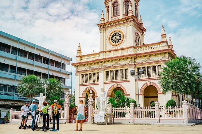 포르투갈 문화를 느낄 수 있는 산타크루즈 성당