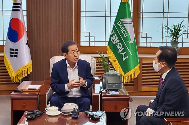 '홍준표 대구시장, 권기창 안동시장 만나 물 문제 논의' (대구=연합뉴스) 박세진 기자 = 홍준표 대구시장이 11일 대구시청 산격청사 시장 집무실에서 권기창 안동시장을 만나 안동댐·임하댐 물을 대구 식수원으로 사용하기 위한 '맑은 물 하이웨이' 사업을 논의를 하고 있다. 이번 만남은 최근 대구시가 구미시와 물 공급 문제를 놓고 이견을 보이는 가운데 성사됐다. 2022.8.11 psjpsj@yna.co.kr