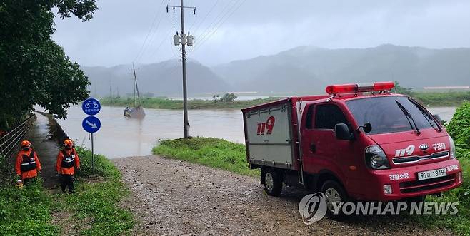 원주서 폭우에 실종된 노부부 수색 난항 (원주=연합뉴스) 300㎜에 육박하는 집중폭우로 강원 원주시 부론면 노림리 섬강 인근에서 70∼80대 노부부가 실종된 가운데 수색 이틀째인 11일 소방대원들이 실종 추정 지점인 섬강 지류에서 도보 수색을 하고 있으나 수위가 높아져 난항을 겪고 있다. [연합뉴스 자료사진]